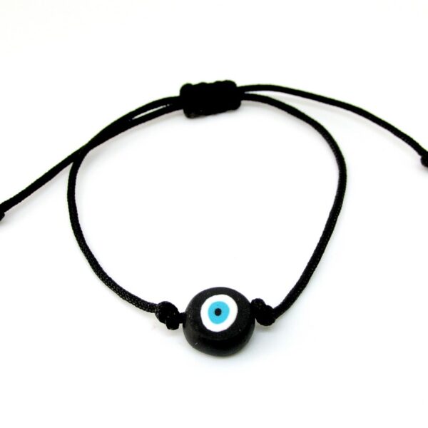 Μάτι με μαύρο κορδόνι