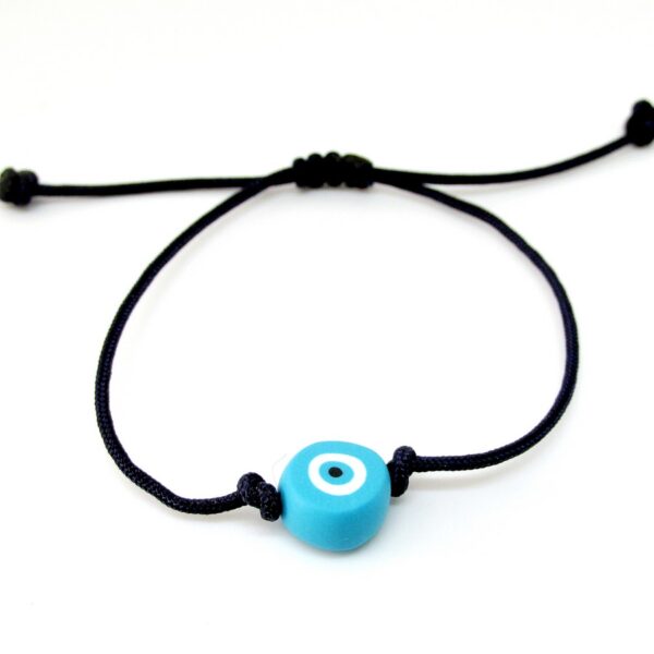 Μάτι με μπλε κορδόνι